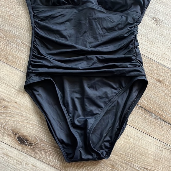 LA BLANCA Black One Piece Swimsuit Ruching Detail - Picture 4 of 10